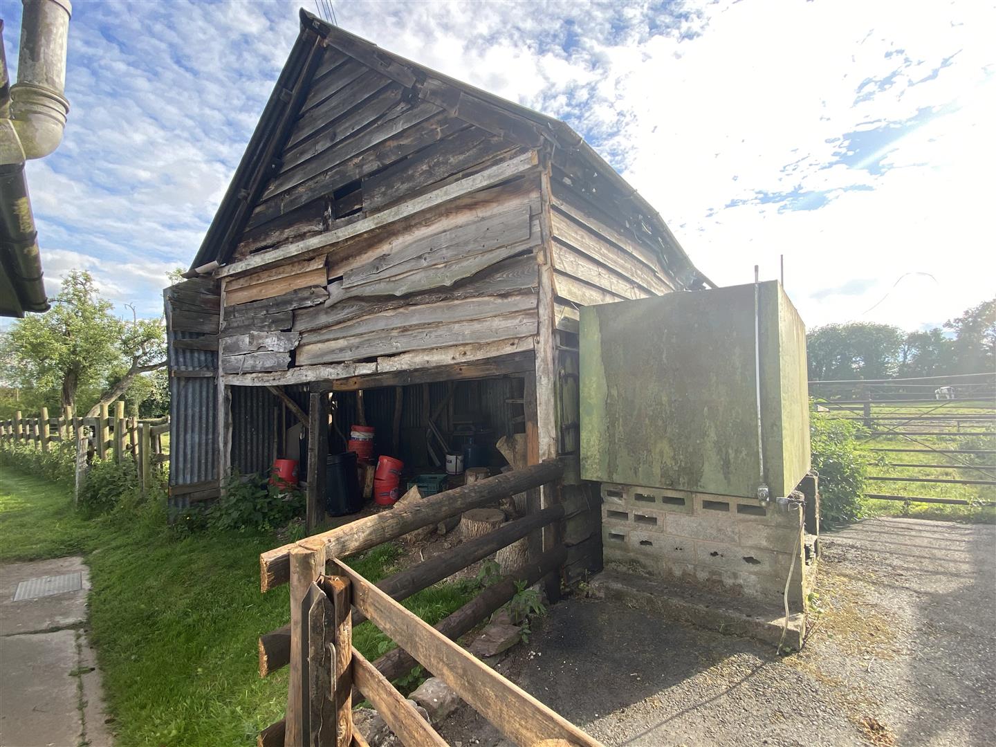 TRADITIONAL WOOD STORE